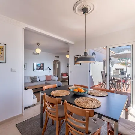 3 Bed With Panoramic Sea Views - Pass The Keys *